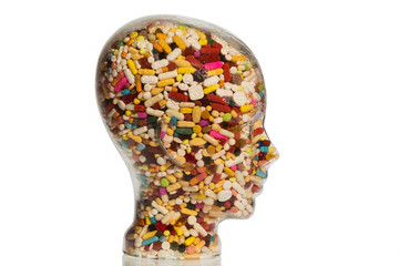 Kopf aus Glas mit Tabletten