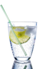 Wasserglas und Limette