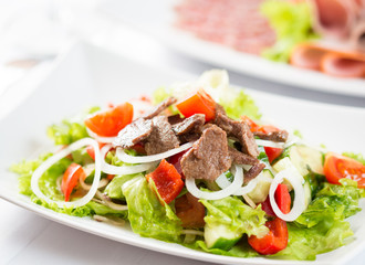 Vegetable salad with beef