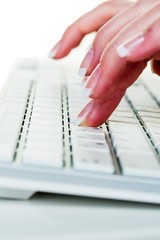 Frau im Büro mit Computer