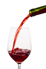 Rotwein wird in ein Weinglas eingegossen