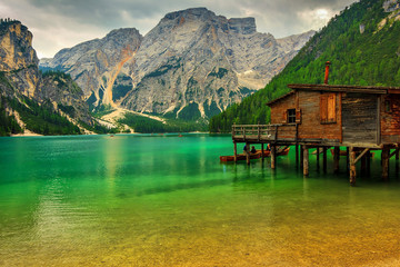 Plakaty  Boathouse nad jeziorem Braies w pochmurny dzień, Dolomity, Włochy