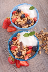 granola,fruit and yogurt