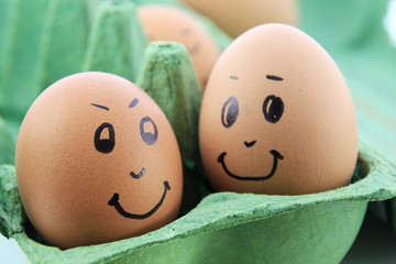 zwei eier mit gesichter gemalt