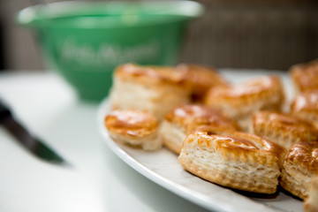 Vol-au-vent di pasta sfoglia sfornati su un piatto