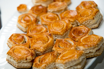 Vol-au-vent di pasta sfoglia sfornati su un piatto