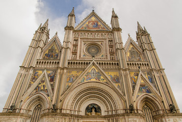 Fototapeta na wymiar Front katedry w Orvieto, Włochy