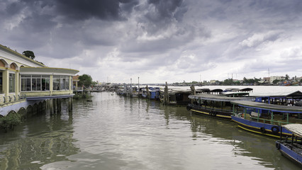 Fototapeta na wymiar Wooden boats queuing up at mekong river