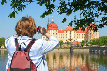 Seniorin auf Reisen © farbkombinat
