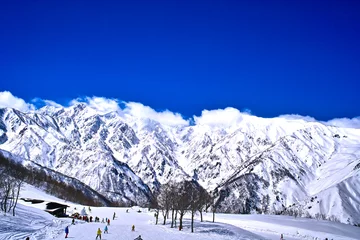 Zelfklevend Fotobehang スキー場と山並み © 7maru