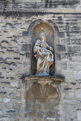 Fototapeta na wymiar Statue vierge Marie et petit jesus