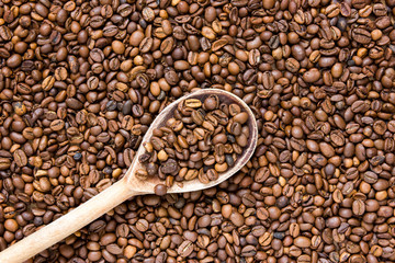 Wooden scoop with coffee beans