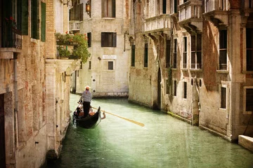 Tuinposter Gondels Gondel op kanaal in Venetië