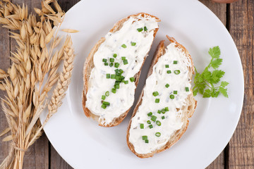 Brot mit Schnittlauchquark