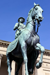 Fototapeta na wymiar Queen Victoria Statue outside St. George's Hall in Liverpool