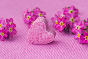 rosa Herz mit rosa Vergissmeinnicht, Textfreiraum