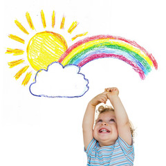 Kleines Kind streckt seine Arme zu Sonne und Regenbogen