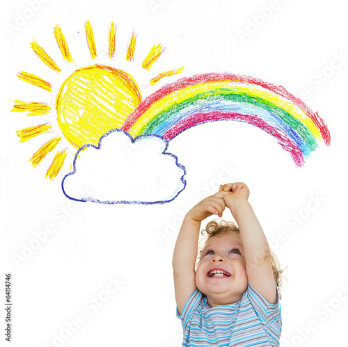 Kleines Kind streckt seine Arme zu Sonne und Regenbogen