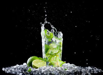 Ice mojito drink with splash - obrazy, fototapety, plakaty