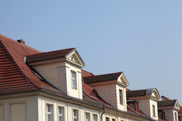 Fototapeta na wymiar Dachgauben eines Mehrfamilienhauses