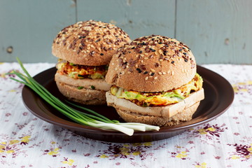 Vegetarian burgers with wholegrain buns, tofu and vegetables