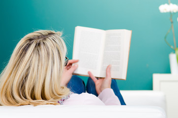 entspannt im liegen ein buch lesen