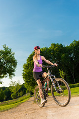junge frau mit dem fahrrad unterwegs