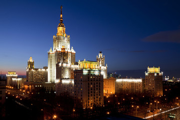 Fototapeta na wymiar Uniwersytet Moskwa w nocy. Widok z góry