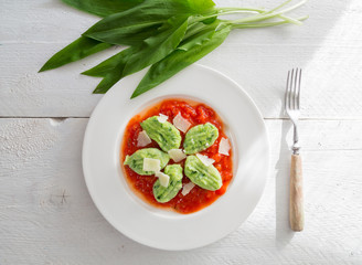 Gnocchi mit Bärlauch in Tomatensauce und Parmesan