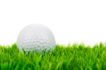 golfball liegt im grün