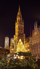 Fototapeta na wymiar The christmas market on the Marienplatz in Munich