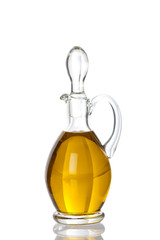 Karaffe aus Glas mit Olivenöl mit Spiegelung