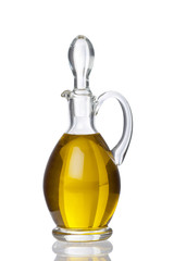 Karaffe aus Glas mit Olivenöl mit Spiegelung