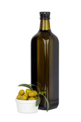 Flasche Olivenöl und Oliven in Schale, isoliert