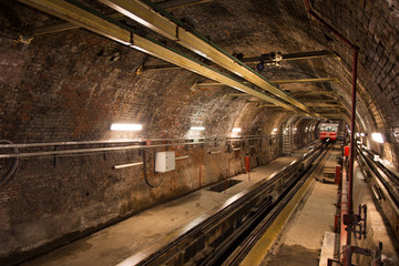 Fototapeta na wymiar Stary tunel z Karakoy do linii ulicy Stambułu Istiklal
