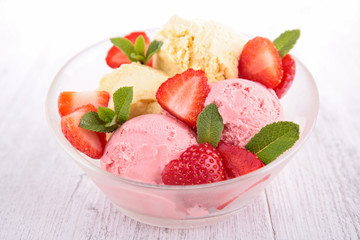 berry and vanilla ice cream