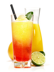 Zweifarbiger Margarita Cocktail mit Orangensaft