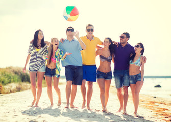 Obraz premium group of friends having fun on the beach