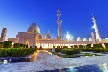 Obraz premium Grand Mosque in Abu Dhabi at night, United Arab Emirates