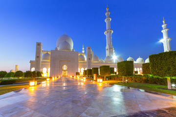 Fototapeta na wymiar Grand Mosque in Abu Dhabi at night, United Arab Emirates
