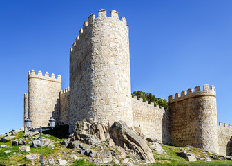 Fototapeta na wymiar Przejażdżki średniowiecznych murów miejskich z Avila
