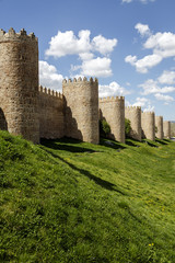 Fototapeta na wymiar Przejażdżki średniowiecznych murów miejskich z Avila