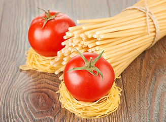 Setting pasta with tomato and garlic