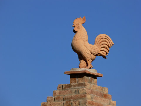 gallo di terracotta su comignolo