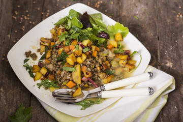 Lauwarmer Linsensalat mit Röstkartoffeln und Speck