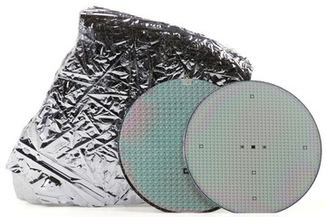 Wafer mit polykristallinem Silizium isoliert auf weißem Hintergrund