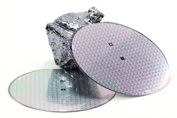 Wafer mit polykristallinem Silizium isoliert auf weißem Hintergrund