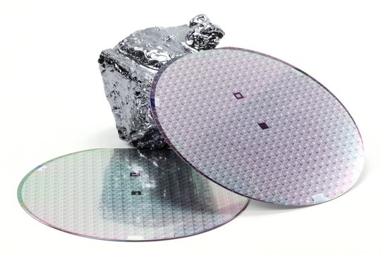 Wafer mit polykristallinem Silizium isoliert auf wei&szlig;em Hintergrund