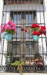 Fototapeta na wymiar Zdobione okna w miejscowości Estepona, Hiszpania, Andaluzja