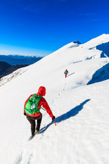 Fototapeta na wymiar Alpinistów chodzenie na grzbiecie Kosuta w zakresie Karavanke